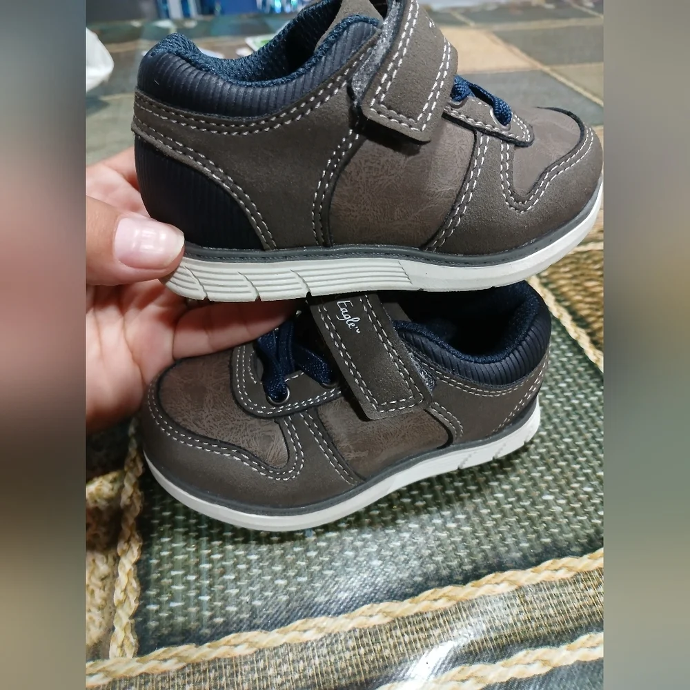 American Eagle Outfitters Kids Brown Sneakers with Navy Laces - Picture 2 of 7